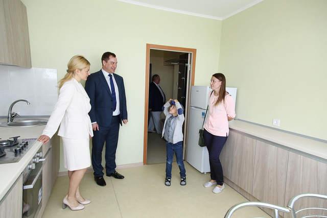 Юлія Світлична вручила сиротам ключі від нових квартир в Пісочині