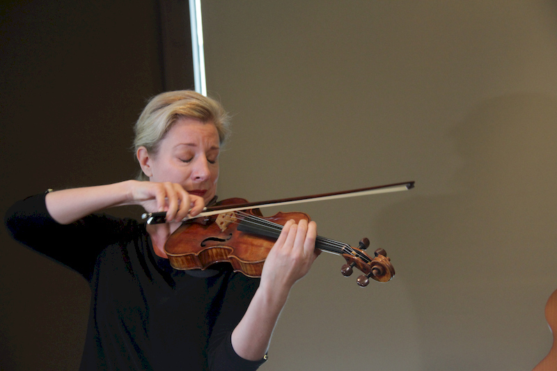 Элизабет Питкэрн играет на «Красной скрипке»
