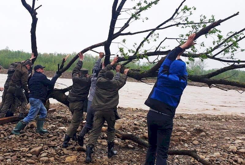 Военные Нацгвардии ликвидировали последствия разлива горной реки на Прикарпатье