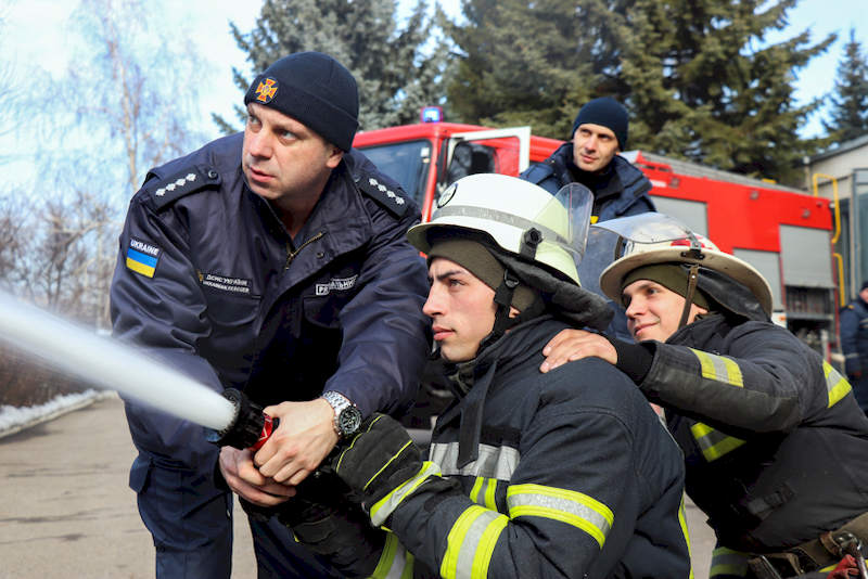 Харьковские гвардейцы оперативной бригады тренируются ликвидировать пожары