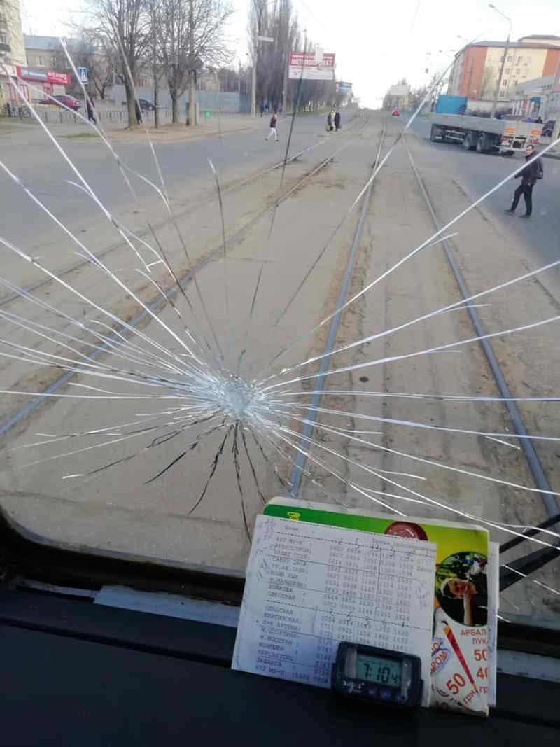 Пассажиры разбили стекло в трамвае