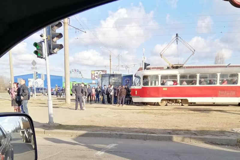 Пасажири блокують трамваї