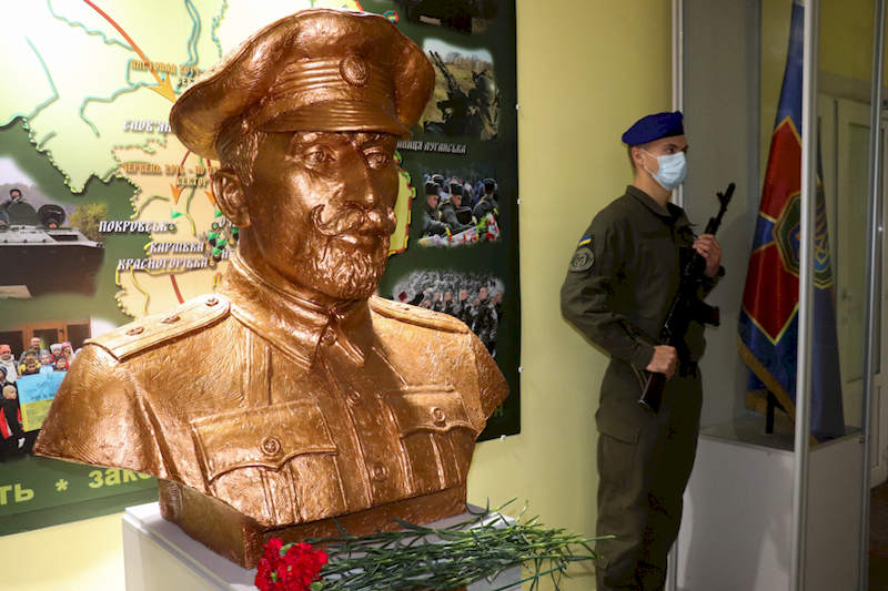 Пам’ятник-погруддя полковнику Петру Болбачану