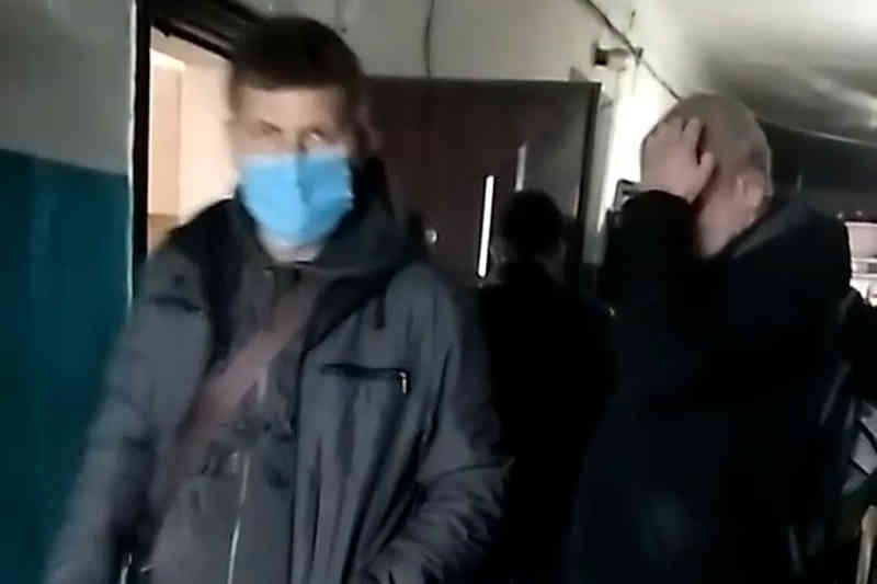 Представники ТОВ «ФК «Фінрайт» зламують двері квартири