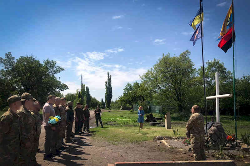 Бійці «Донбасу» біля могили полеглих товаришів