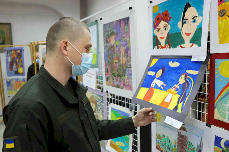 Гвардійці на виставці дитячого малюнка