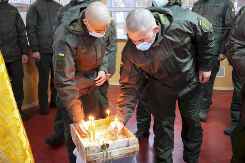 Гвардійці запалили свічки