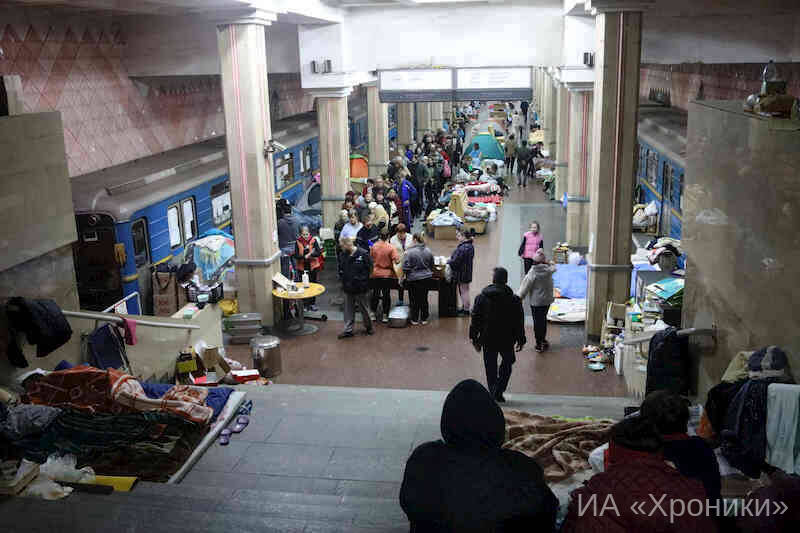 Харьковчане прячутся от обстрелов в метро