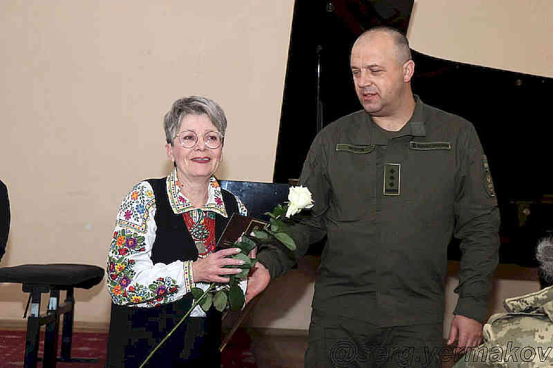 Волонтерка Олена Єлагіна отримує нагороду