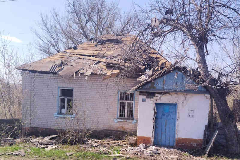 Пошкоджений російським снарядом будинок