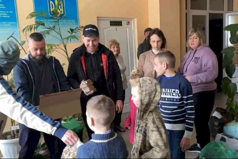 Харківські митники передали благодійну допомогу мешканцям Сахновщини