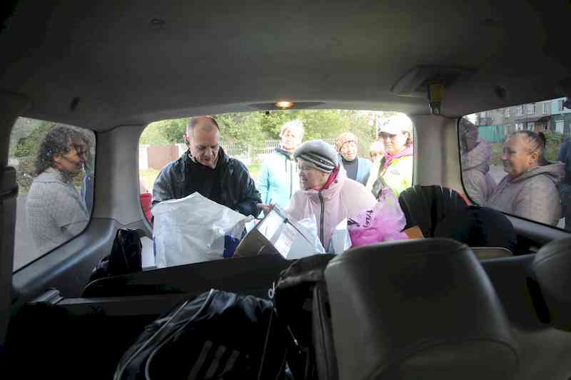 Волонтеры раздают помощь населению Изюма
