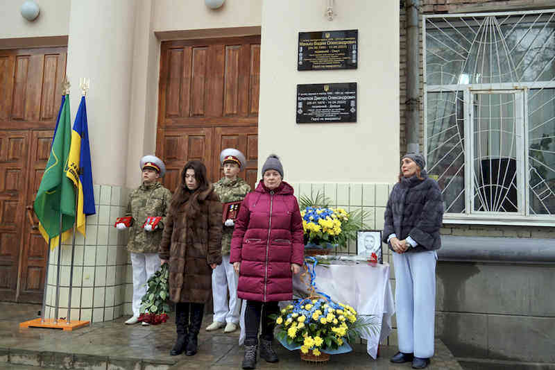 Мемориальные доски погибшим гвардейцам Вадиму Манько и Дмитрию Кочеткову