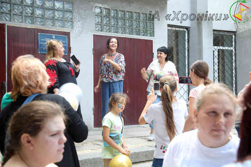 Ніна Шестакова співає для дітей переселенців