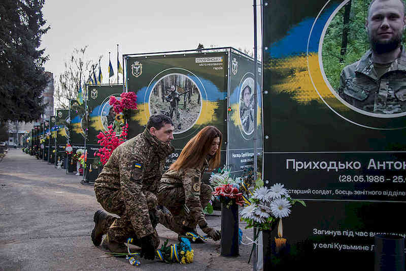 Покладання квітів до пам’ятників загиблим українським героям