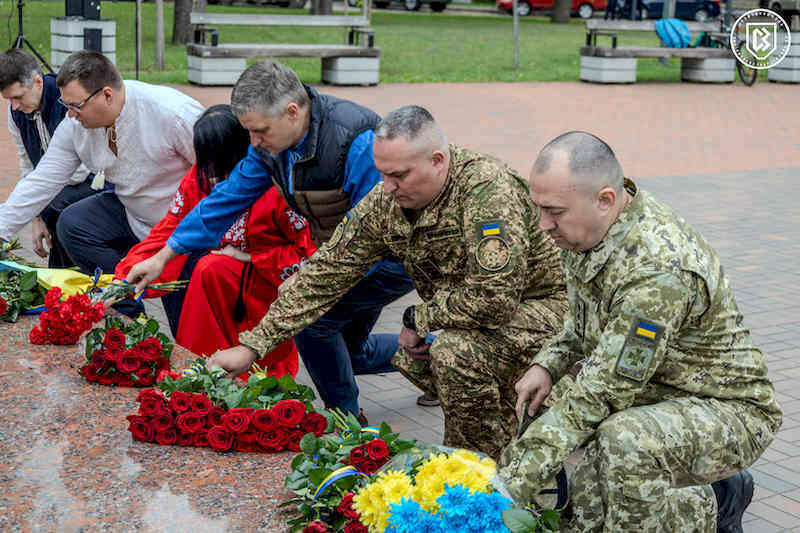 Покладання квітів
