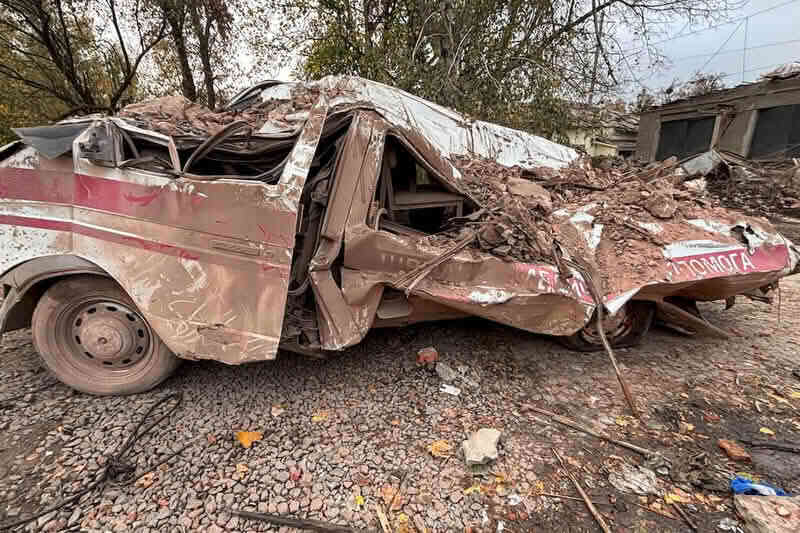 Розбитий російськими авіабомбами автомобіль швидкої медичної допомоги