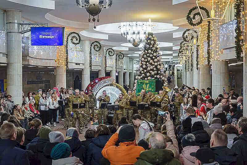 Оркестр 5 Слобожанской бригады «Скиф» НГУ дает новогодний концерт в харьковском метрополитене
