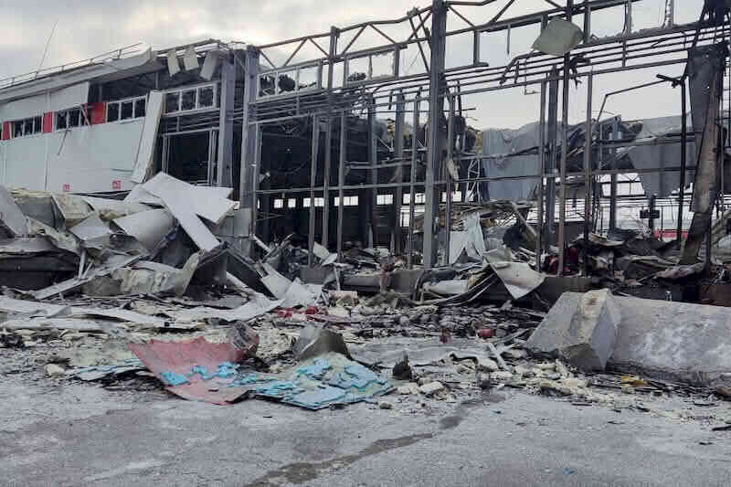 Зруйнований росіянами Харківський інноваційний термінал «Нової пошти»