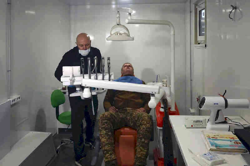 В передвижном стоматологическом кабинете
