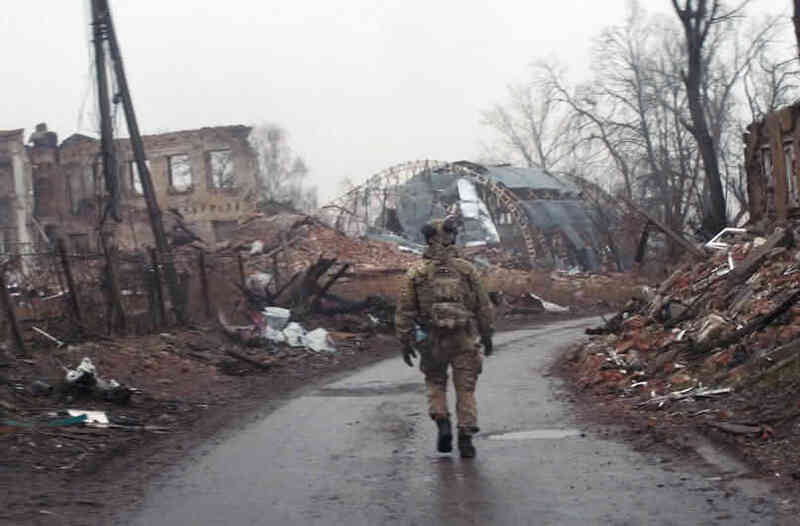 Кадр з кліпу «Yours Eternally»