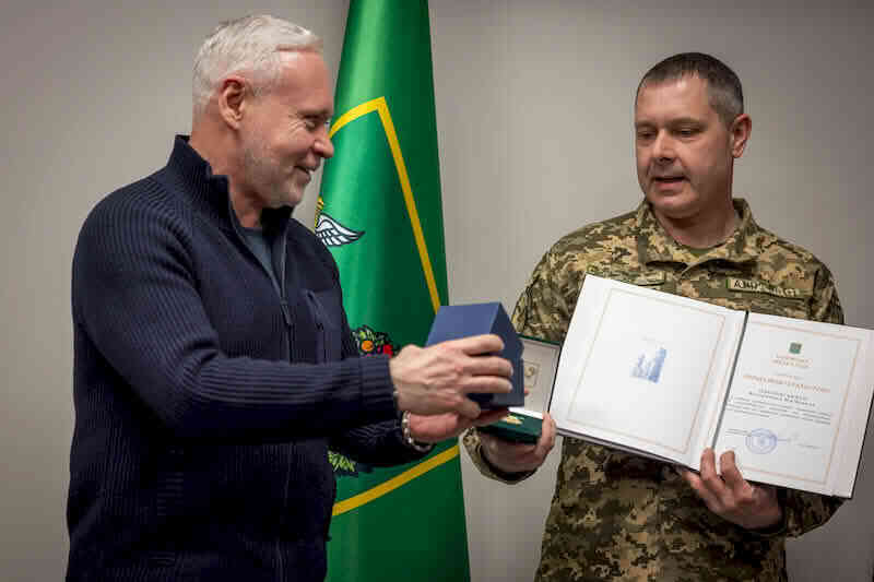 Владимир Ольховский получает награду от Харьковского городского совета