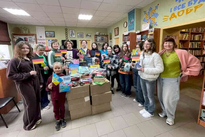 Читатели библиотек Лозовой с полученными книгами