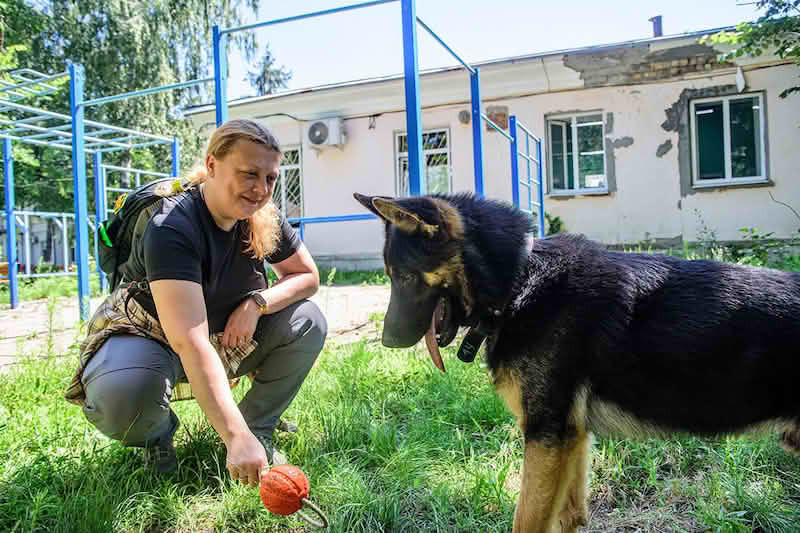 Собаки помогают восстанавливаться раненым гвардейцам